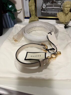 NWT GUCCI Beige LEATHER HANDBAG ADJUSTABLE STRAP GOLD HARDWARE with dust bag.